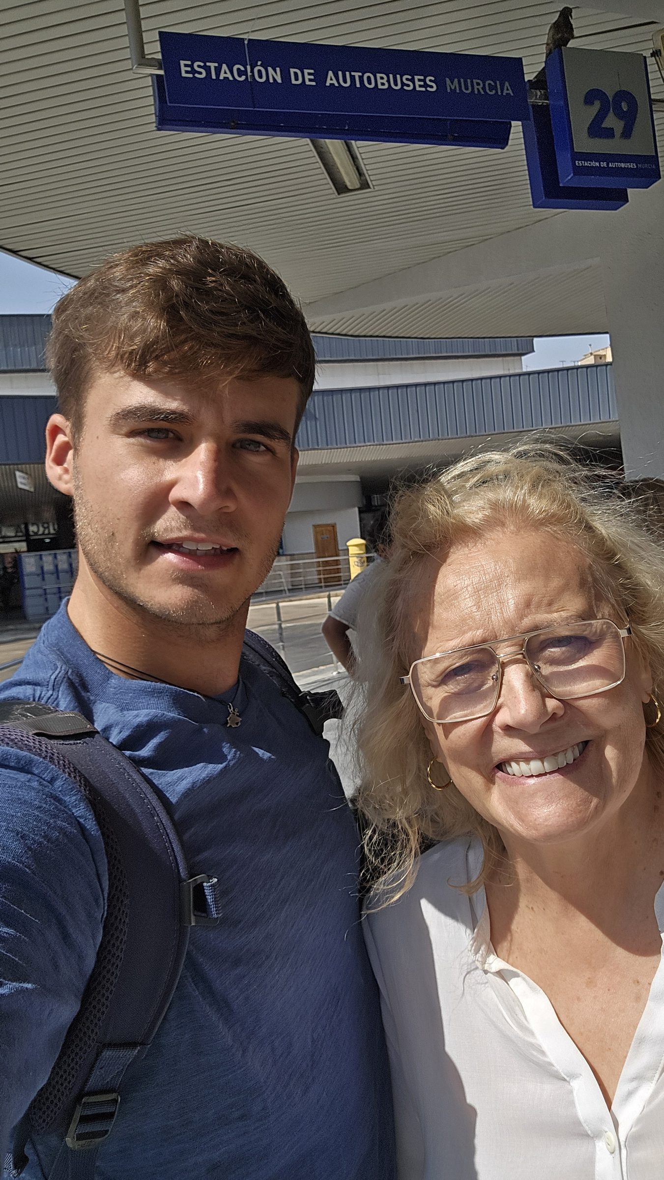 Selfie en la Estación de Autobuses de Murcia, con el cartel del andén 29 al fondo