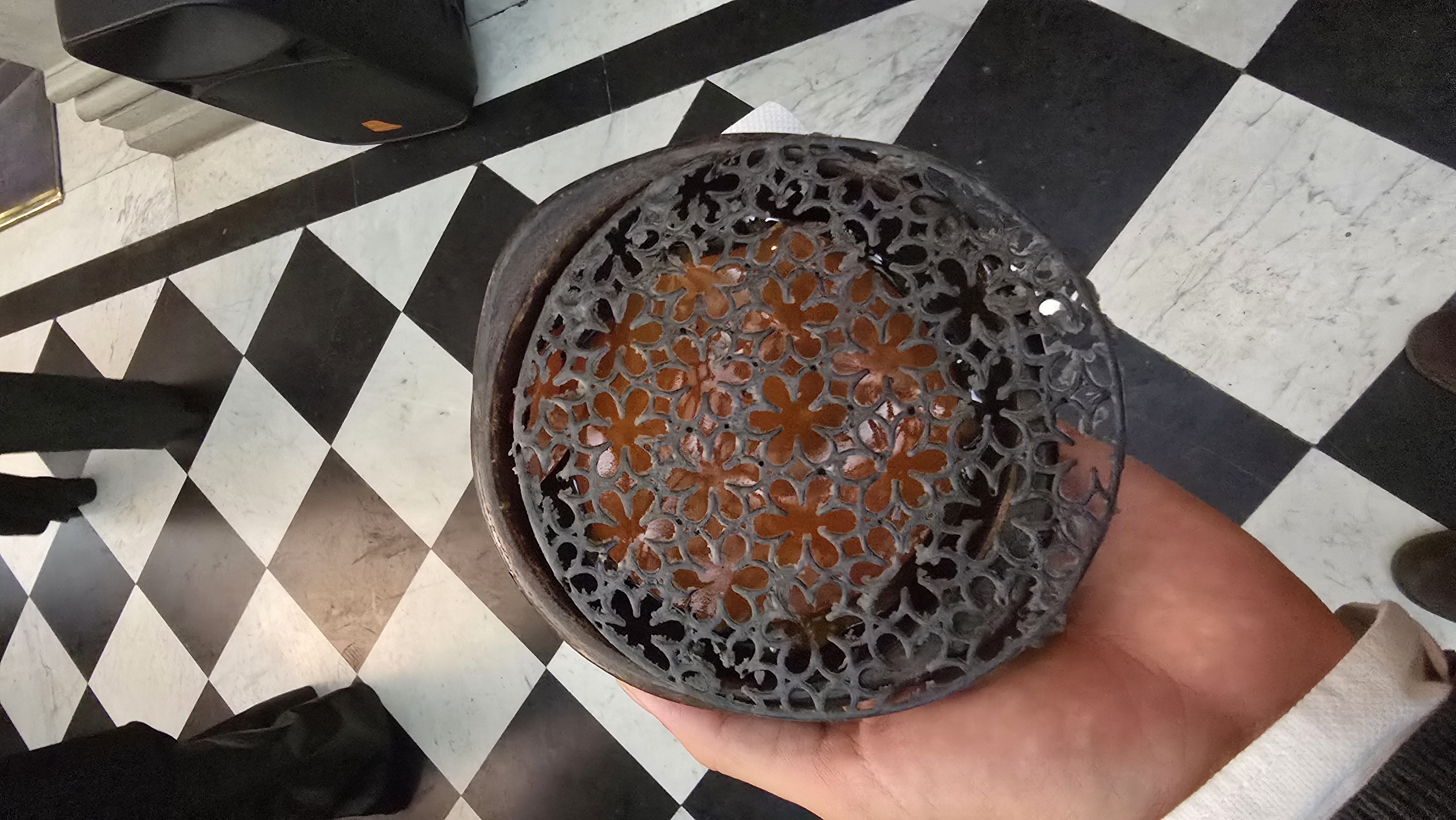 Un plato hondo y calado, servido esa noche, sobre el suelo ajedrezado de la residencia