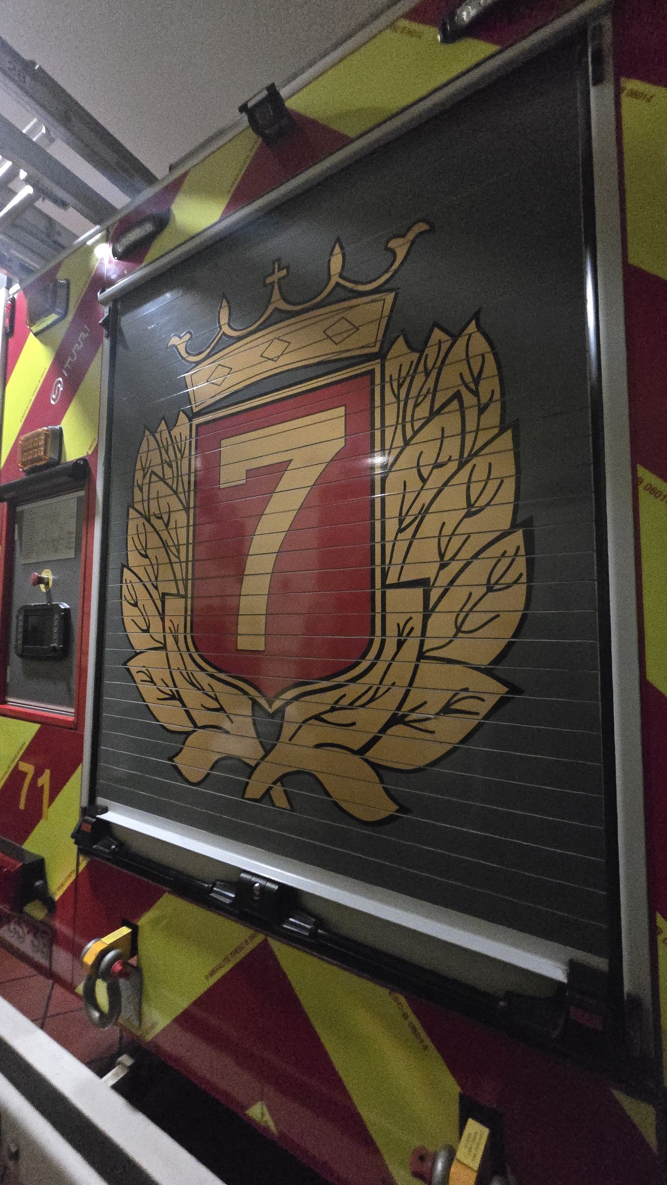 El emblema numerado de una compañía de bomberos, en la puerta de un carro