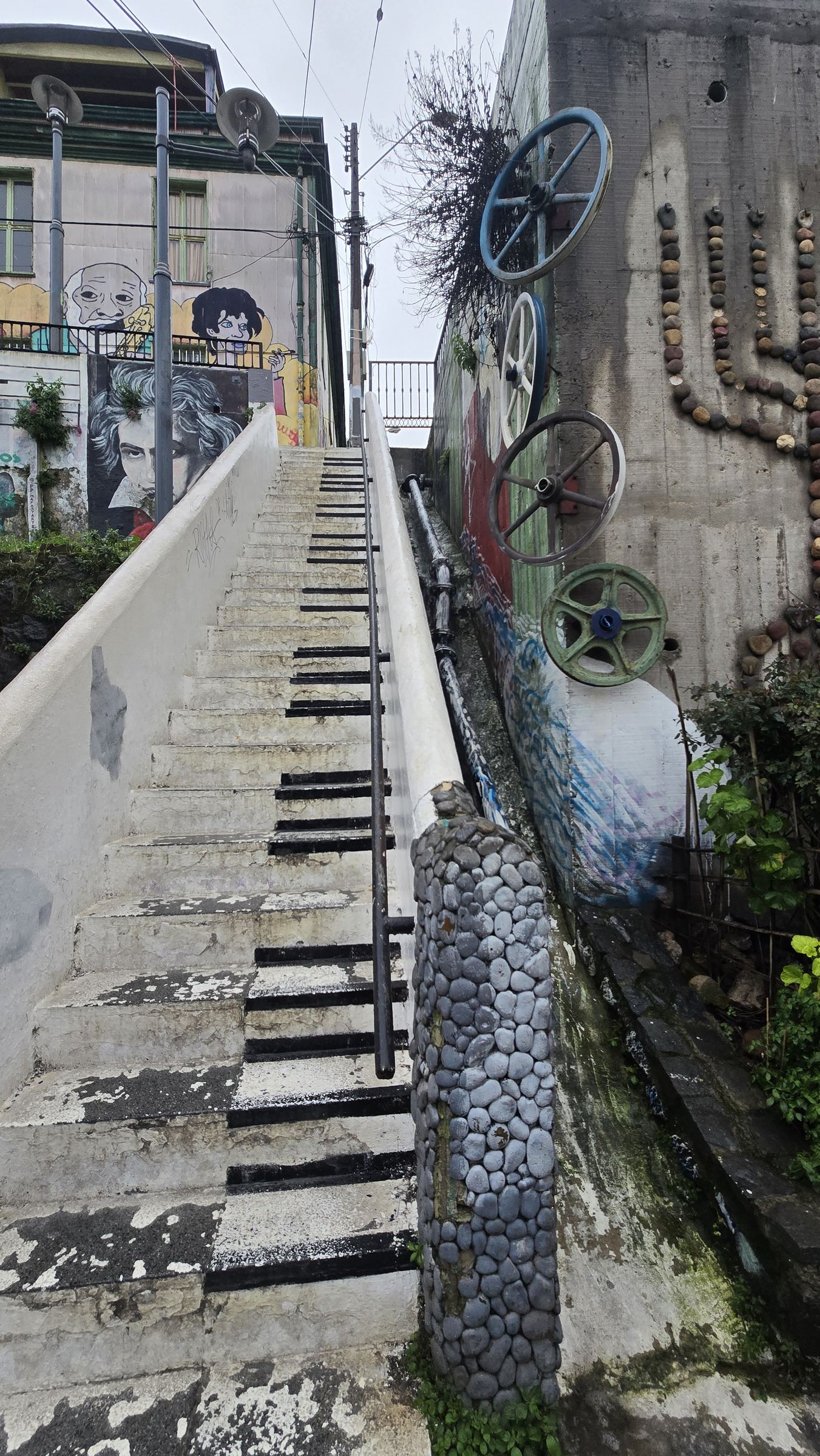 Una escalera pintada como un teclado de piano, en uno de los cerros de Valparaíso