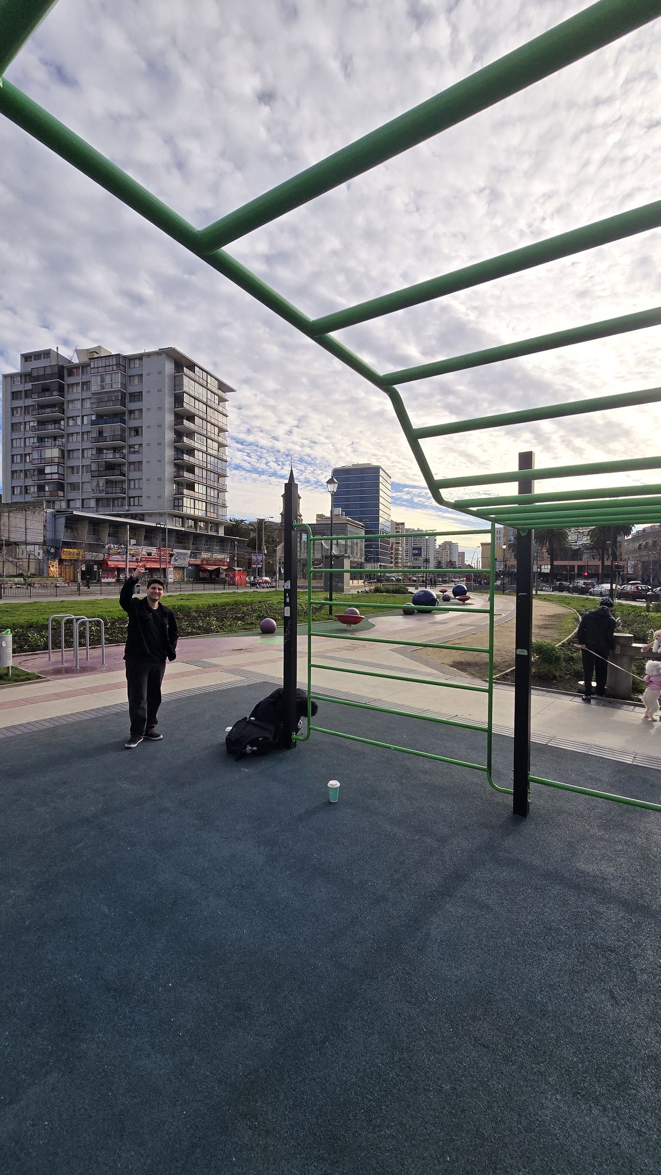 Un parque con estructuras de ejercicio al aire libre y edificios de Viña del Mar al fondo
