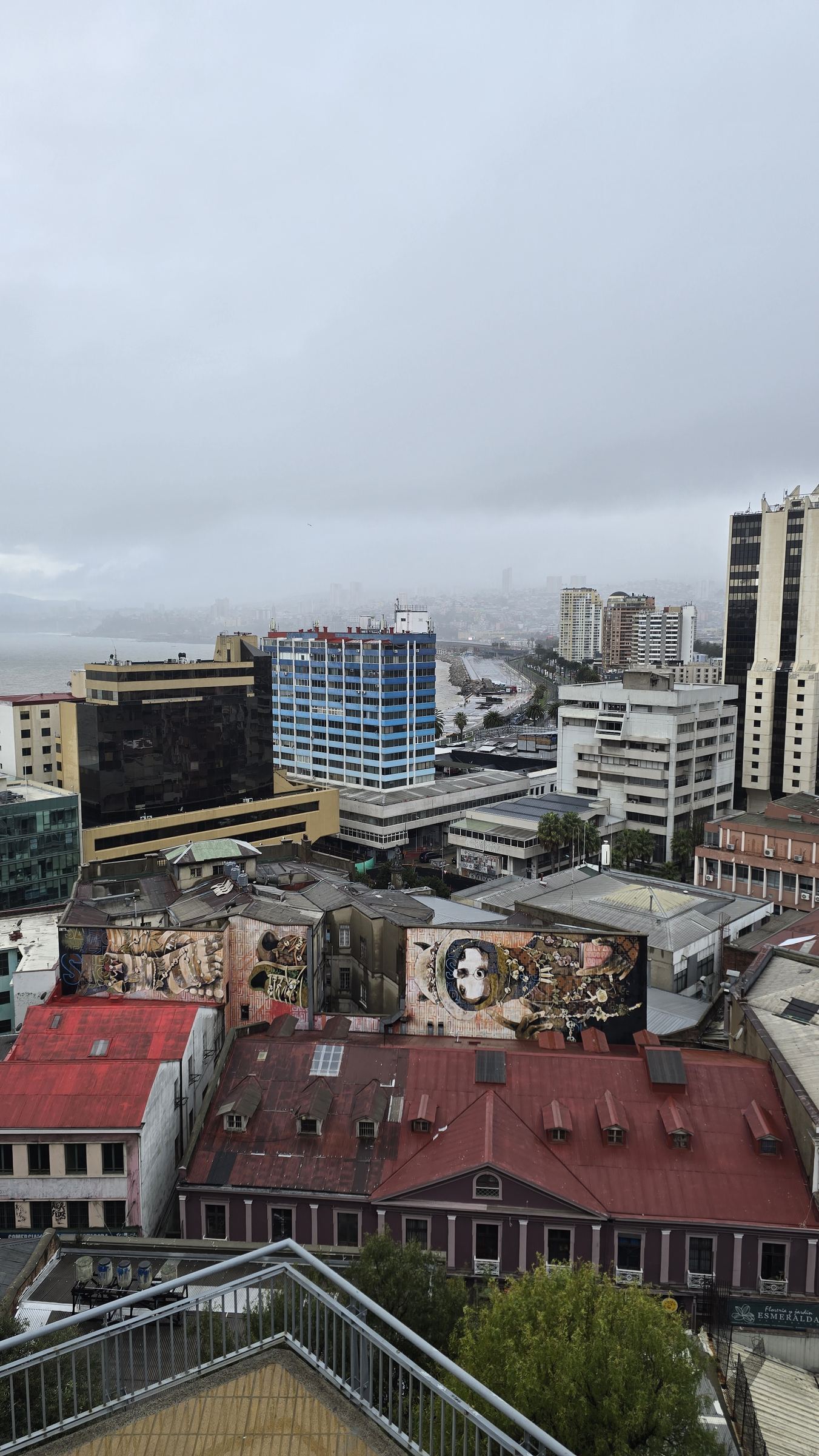 Los tejados de Valparaíso, con edificios y el mar al fondo bajo un cielo gris